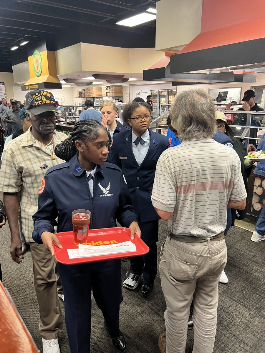 MundysMillHS's tweet photo. Everything going great at Golden Corral Salute To Vets.
Mundy’s Mills AFJROTC Flying Tigers tag teamed with Ola HS AFJROTC Red Tails to honor over 1,000 Veterans for their service.
Our Cadets are AIMING HIGH!
#THEEMill #JRROTC https://t.co/brPPIr6CLg