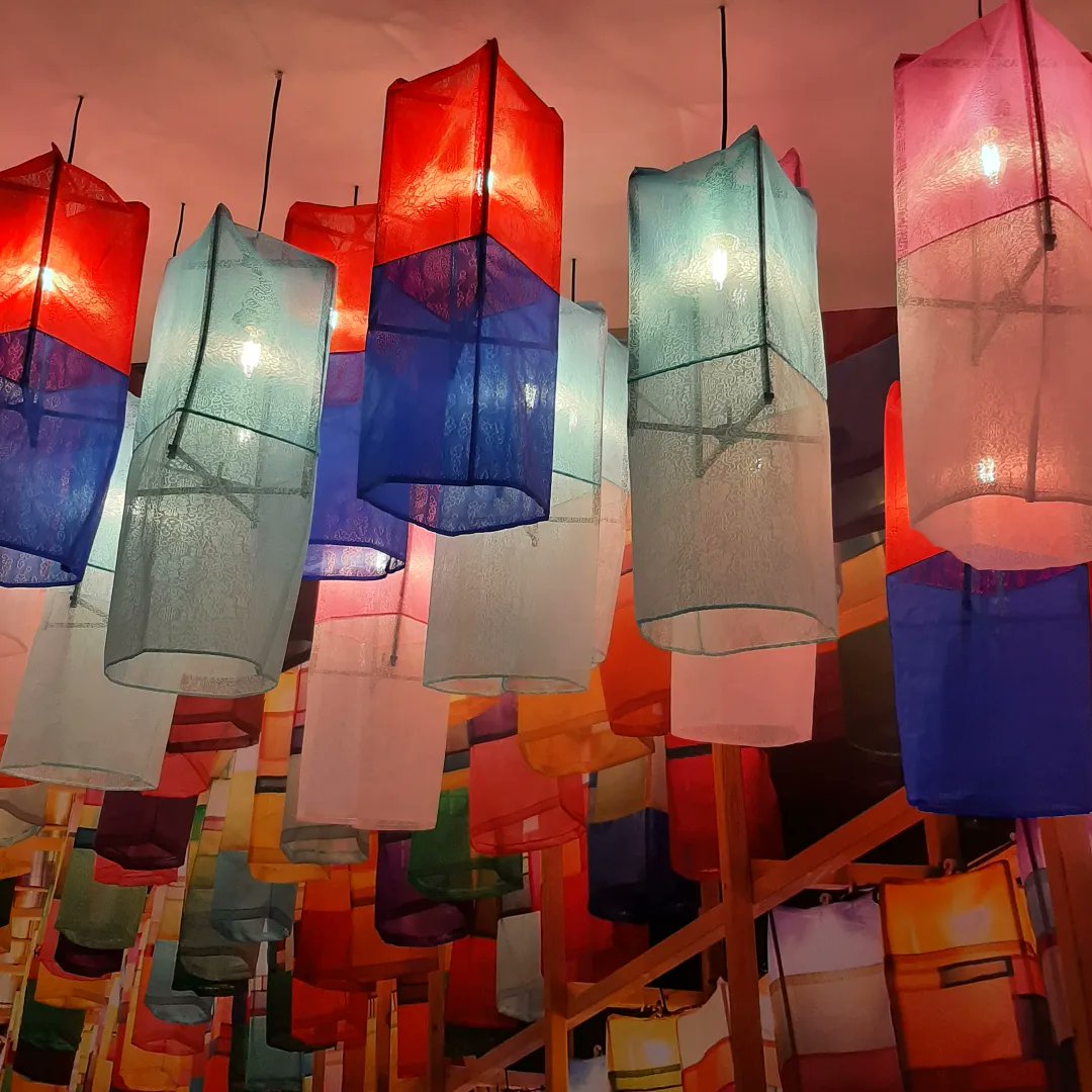 alamanuar_'s tweet photo. Dalam novela Miss Princess Bodyguard terdapat babak di mana kediaman Wangsil Palace Guesthouse mempunyai hiasan lampu-lampu tradisional tanglung merah biru 'cheongsachorong' di sekitar penginapan.
🟥🟥🟥
🟦🟦🟦
#BukuBookiut #MissPrincessBodyguard #cheongsachorong #청사초롱 https://t.co/nNOgRyjhza