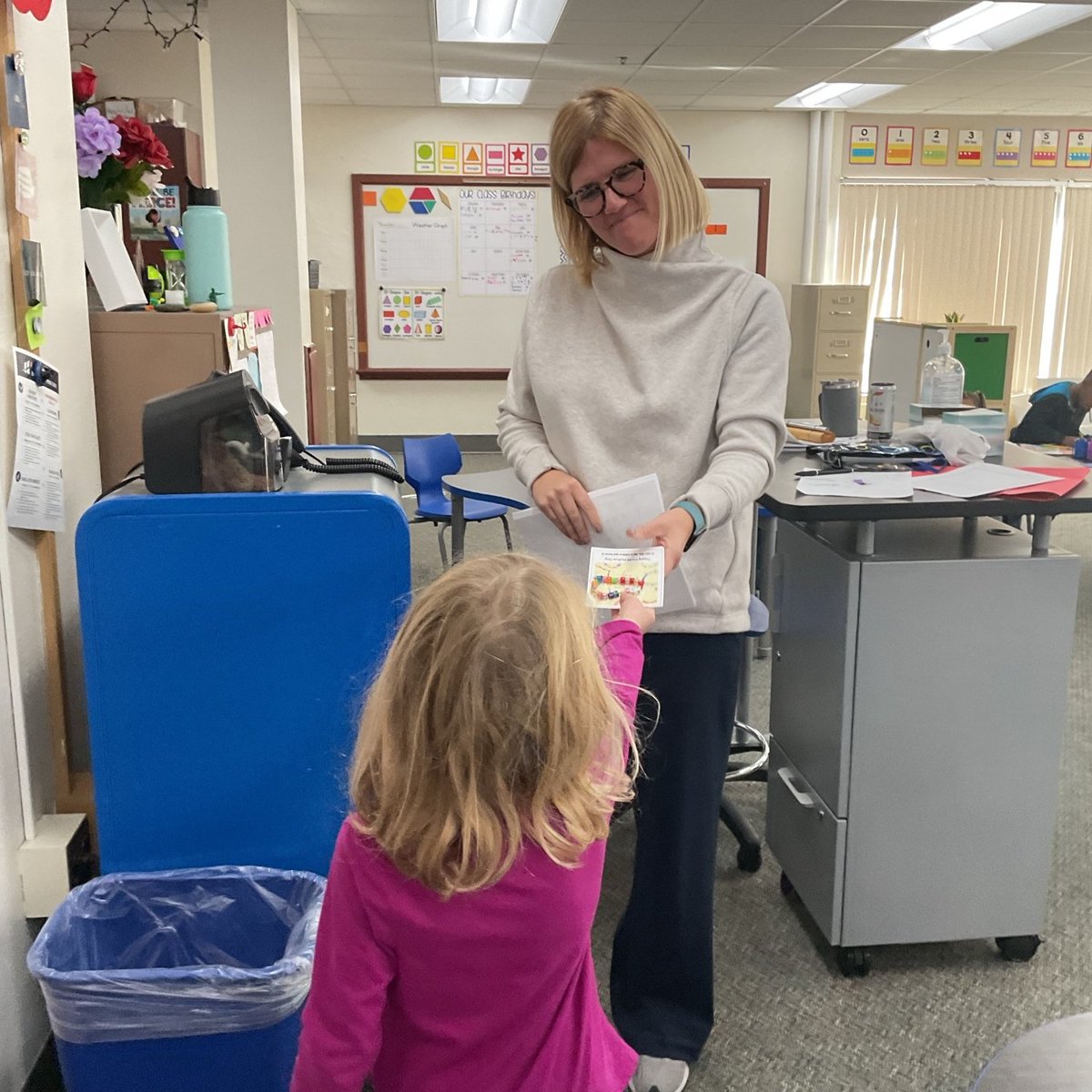 MsWuAS's tweet photo. Happy World Kindness Day! This year, we made friendship bracelets and passed them out to spread joy and kindness! #lifeofakindergartenstudent https://t.co/twSWkM5Be1