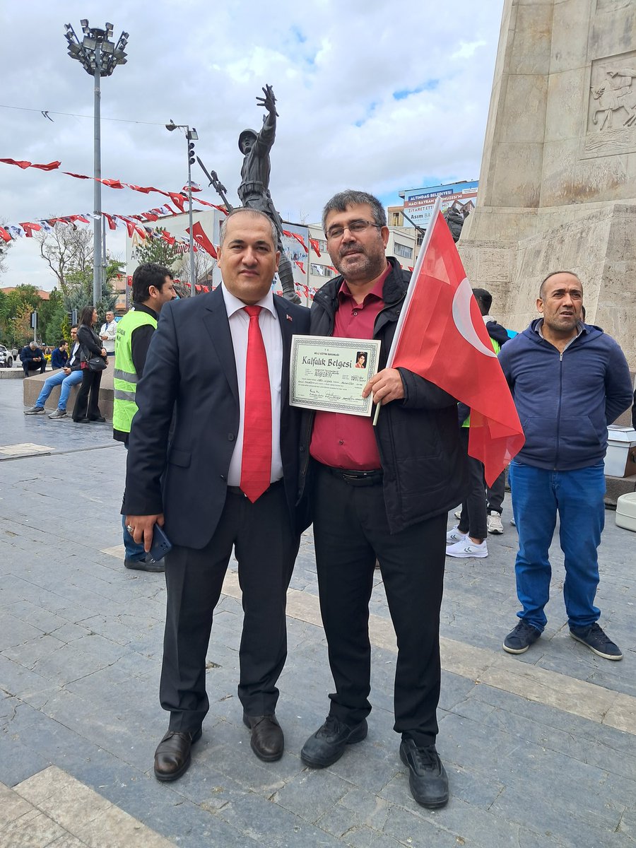 HanifiTokgz2's tweet photo. Bizler çocuk yaşta bir meslek dalında çalışırken, devl.şart koştuğu sanat okuluna kalfalık,ustalık belgesi almaya yönlendirildik elimize pembe kartı verip siz avantajlısınız dendi
@MhpTbmmGrubu 
@dbdevletbahceli 
@MHP_Bilgi 

37 Yıllık Mağduriyet
#ÇırakStajyerinÇilesiBitmeli https://t.co/nUOW0XMD44
