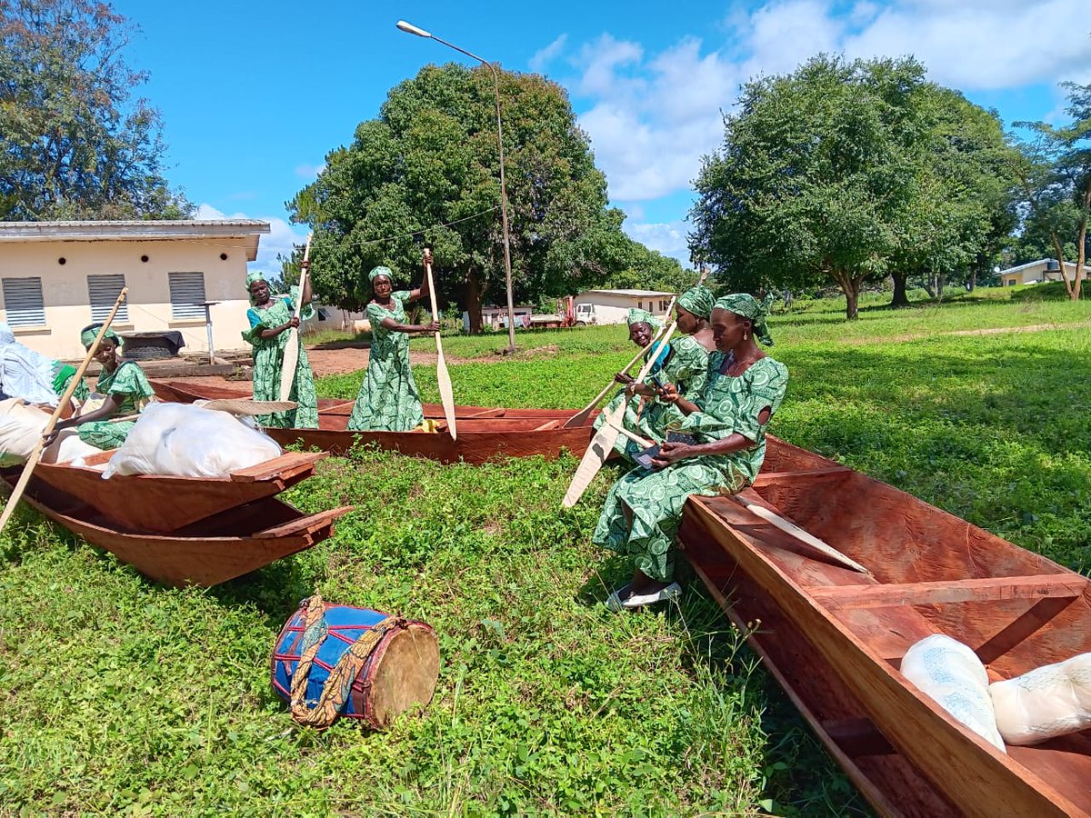 Womedorg's tweet photo. Phase 2 à TIBATI/Mbakaou : Parajuristes luttant contre les #VBG, soutien matériel (pirogues, pagaies, filets, etc.) pour améliorer la production et les conditions de vie. Pas vers l'autonomisation ! #AutonomisationDesFemmes #PréventionVBG https://t.co/LYM2tdgsHj