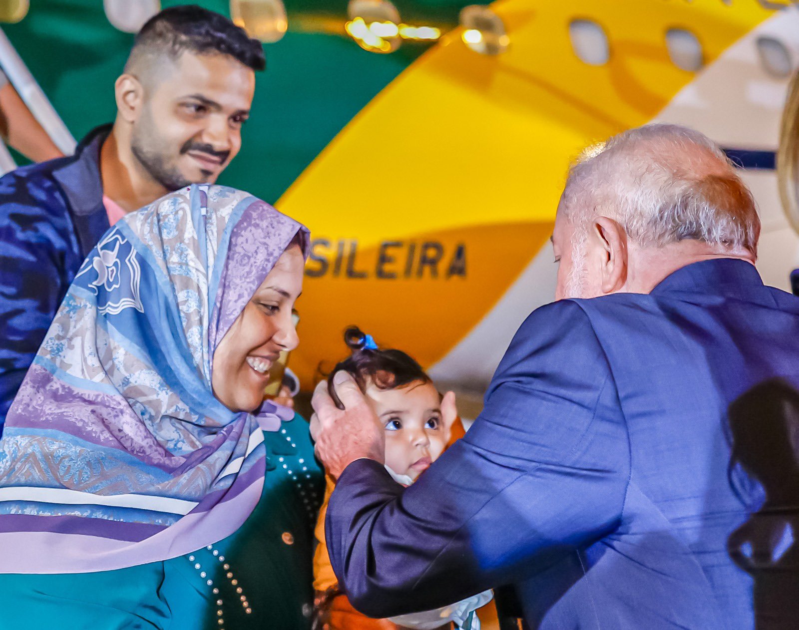 Presidente Lula cumprimenta família repatriada.