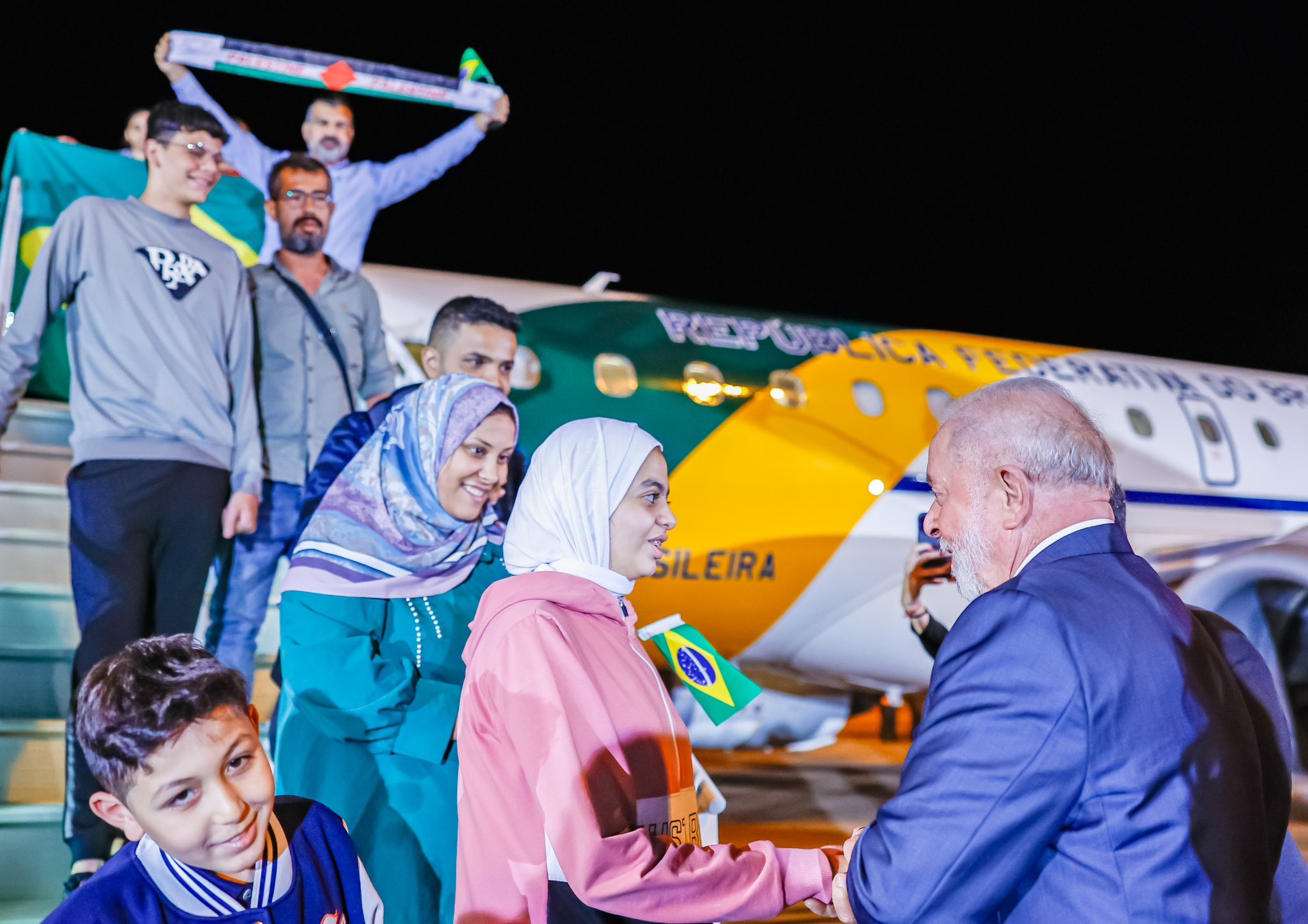 Presidente Lula recebendo repatriados.