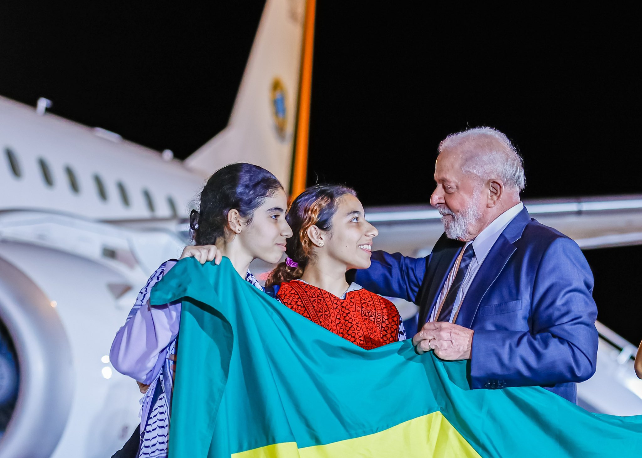 Presidente Lula conversando com jovens repatriadas.