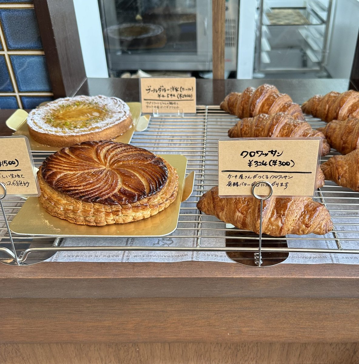tmy76741718's tweet photo. 警察署の近くできたケーキ屋さん
ケーキ以外、クロワッサンやお菓子の詰め合わせとかも売っていていい感じ🥰

#Farinez'vous https://t.co/nl8LHr54Kx