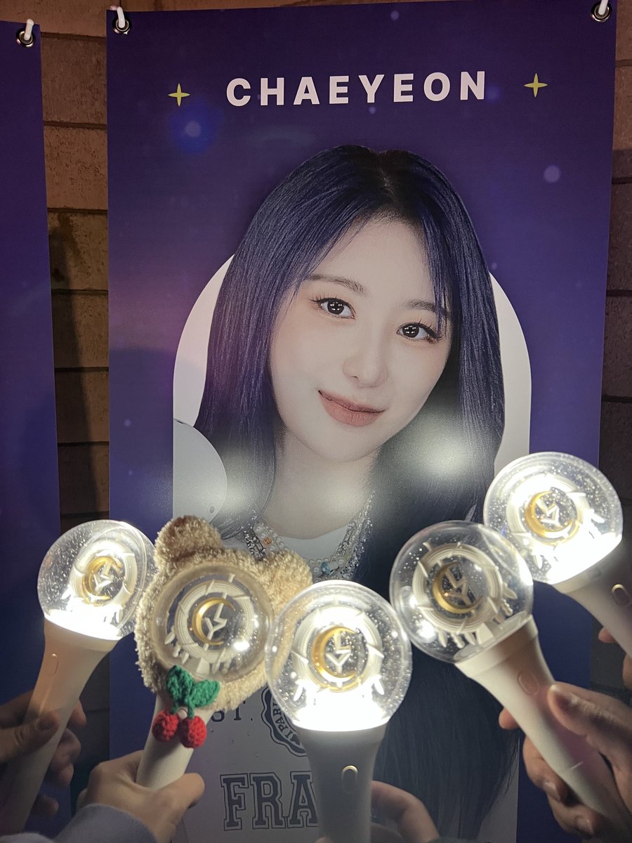 LOOK_AT_CHAEN's tweet image. 최애와 아이컨택을 하며 가까이서 무대를 볼 수 있다는거에 신세계를 느꼈습니다
일단 구성이 다양하고 재밌어서 좋았고
제가 정말 무대 위에 올라가서 보는 느낌이 들어서
새로웠습니다. VR이 점점 더 발전해서 실시간으로 
콘서트를 중계해주면 더 재밌을거같아요!
#VENTAX #걸스인원더랜드 #kpopvr