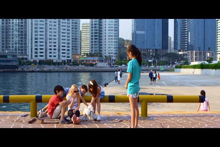 십여년 전 단편 [해운대 소녀]를 연출한 이정홍 감독의 첫 장편. [해운대 소녀] 역시 딱히 기교의 과시 없이 (단 두 컷만으로, 어쩌면 컷전환 한번으로...