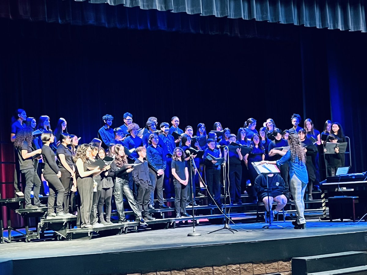 Drugan Dragons singing beautifully with Americas Trailblazers‼️🐉🇺🇸🎤  Thank you <a href="/RManriquez_AHS/">Ms. Manriquez_Choir</a> and Ms. Folmar for directing this evening 😃👏@JDrugan_K8 <a href="/cmercado_JDS/">Cynthia Mercado</a> @BMooy_JDS #TeamSISD