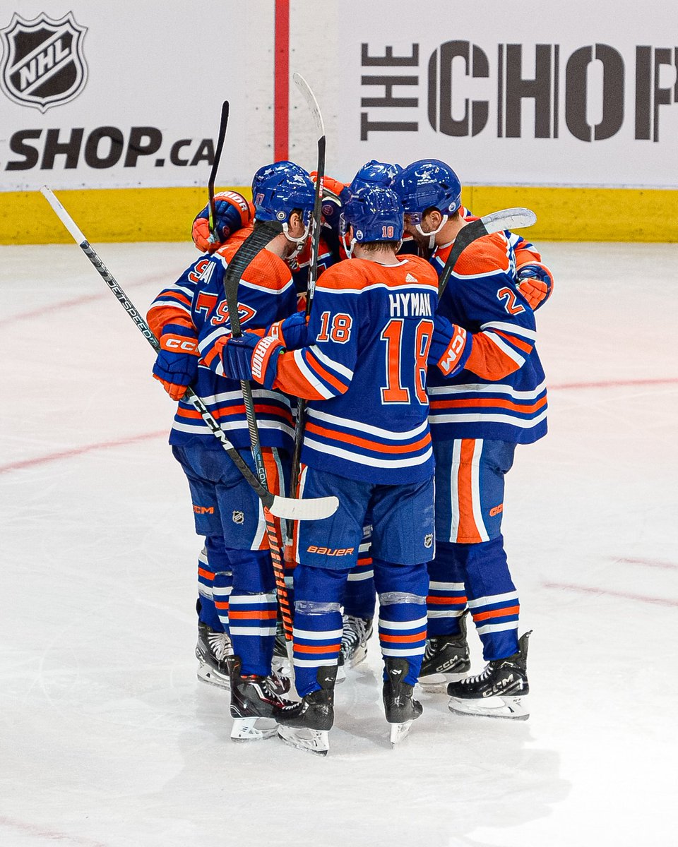 EdmontonOilers's tweet photo. 👏 PLAY LA BAMBA AT ROGERS PLACE 👏

The #Oilers defeat the Islanders 4-1. 

#LetsGoOilers https://t.co/sHHAMW7xyW