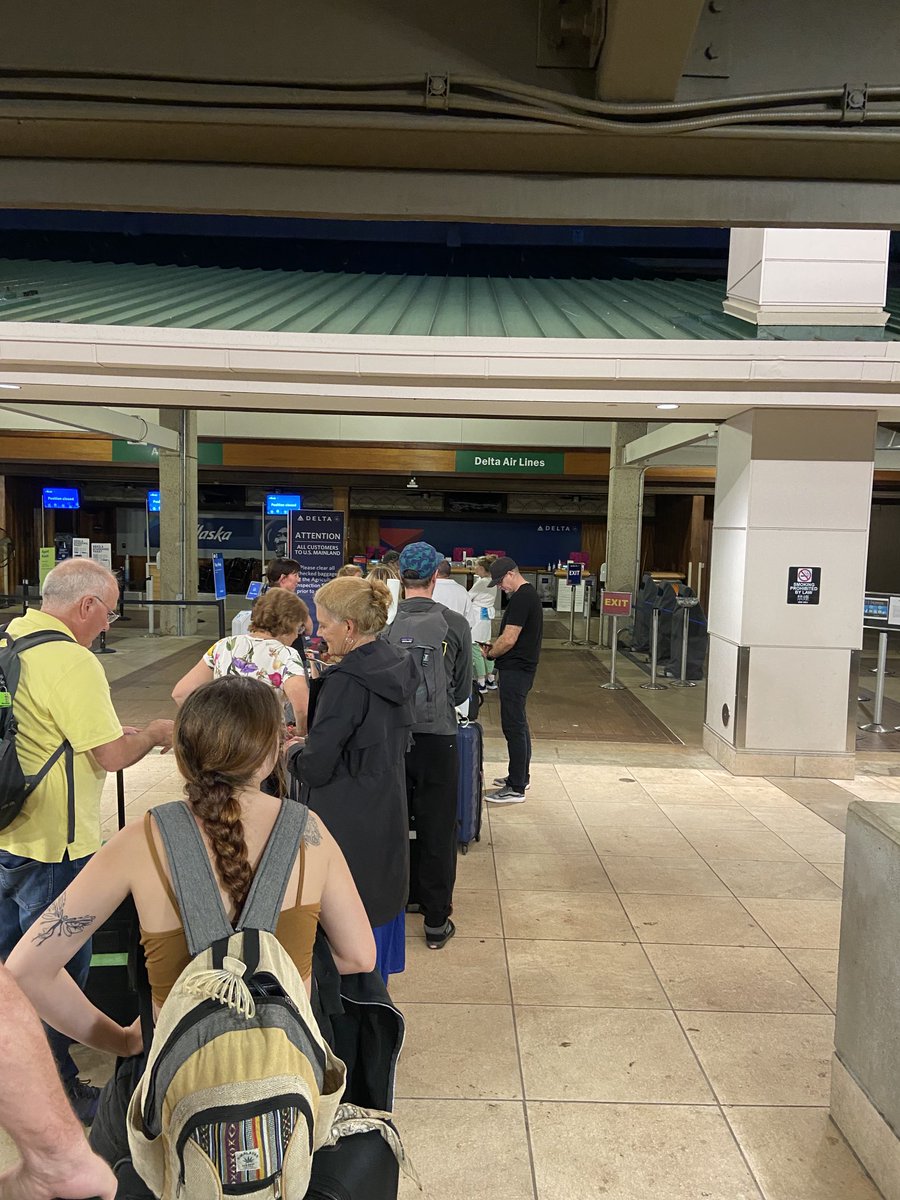 edinatom's tweet photo. Where are Delta agents? Aloha?  ⁦@Delta⁩ https://t.co/kPxUoijoN6