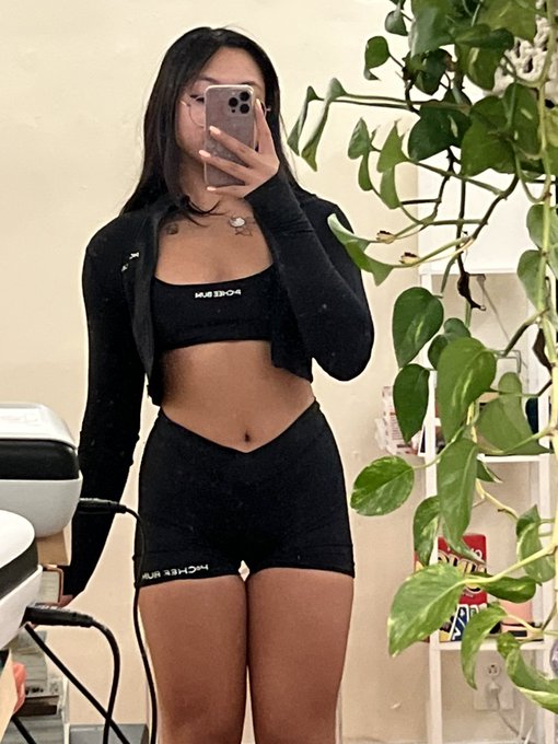 UMMM LOOK AT THE NEW GYM CLOTHES I GOT 🫠 https://t.co/Pyc1mC6DqR