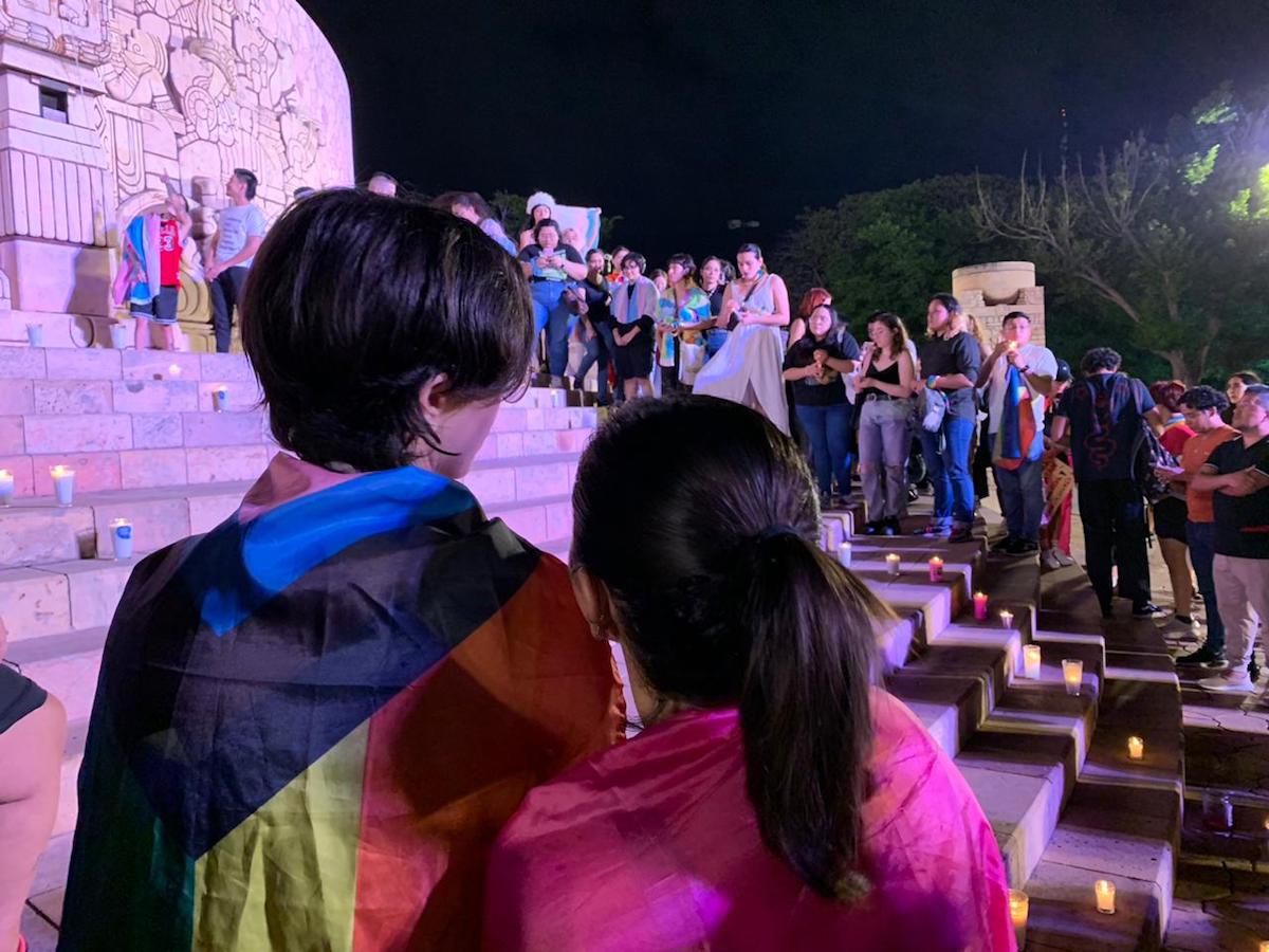 HazRuidoYuc's tweet image. Desde Mérida, rinden homenaje a le magistrade Osiel Baena

“Nos reunimos en vigila, en protesta y en comunidad, porque cuando ocurren este tipo de tragedias, las personas LGBT+ nos apoyamos, nos damos contención y sobre todo buscamos acompañarnos”🏳️‍⚧️🏳️‍🌈 tinyurl.com/3nd4ucu4