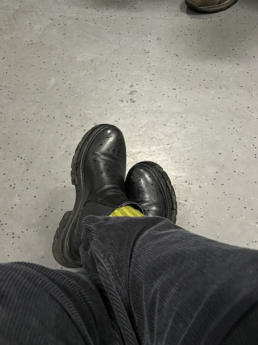 Guten Morgen! 
Ich präsentiere euch den Fußboden aus dem Regionalzug. Es wird gehustet. 😷Aber sonst niemand.
Habt den Dienstag fein!