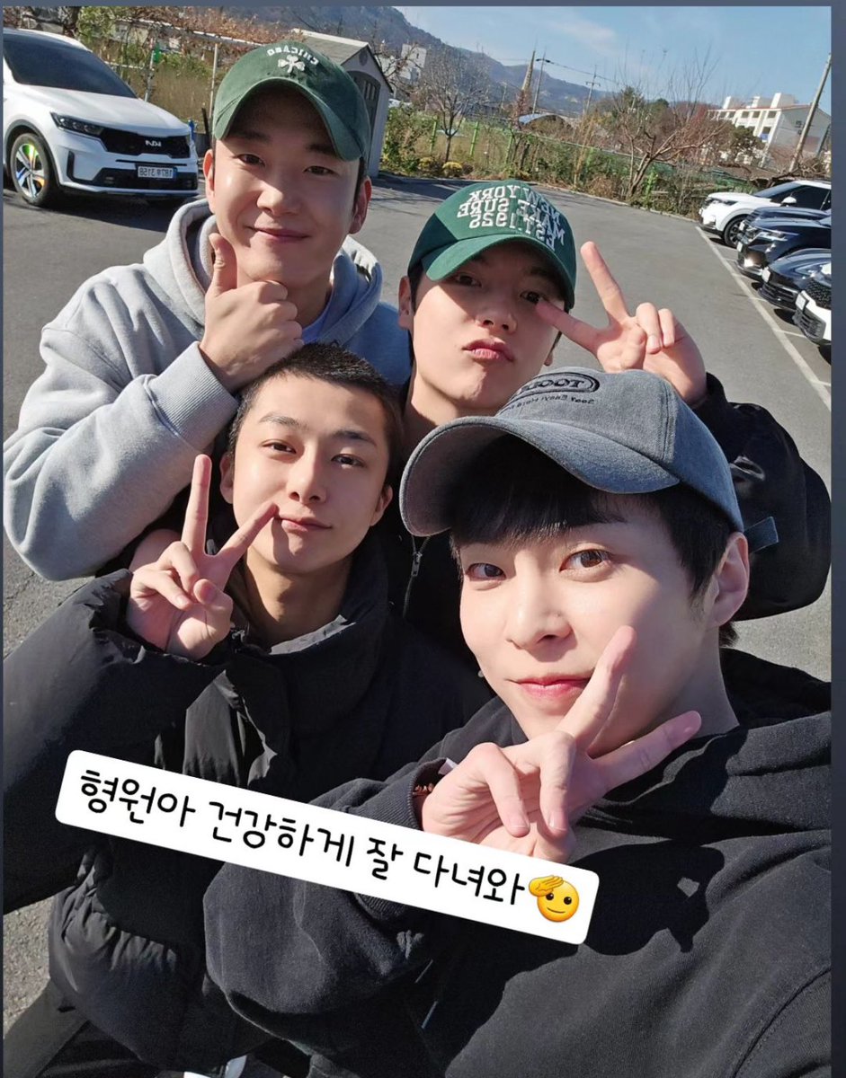 imwhatim__126's tweet photo. 시우민 선배님 인스스에 올라온 형원이..! https://t.co/tAIMteHbNC