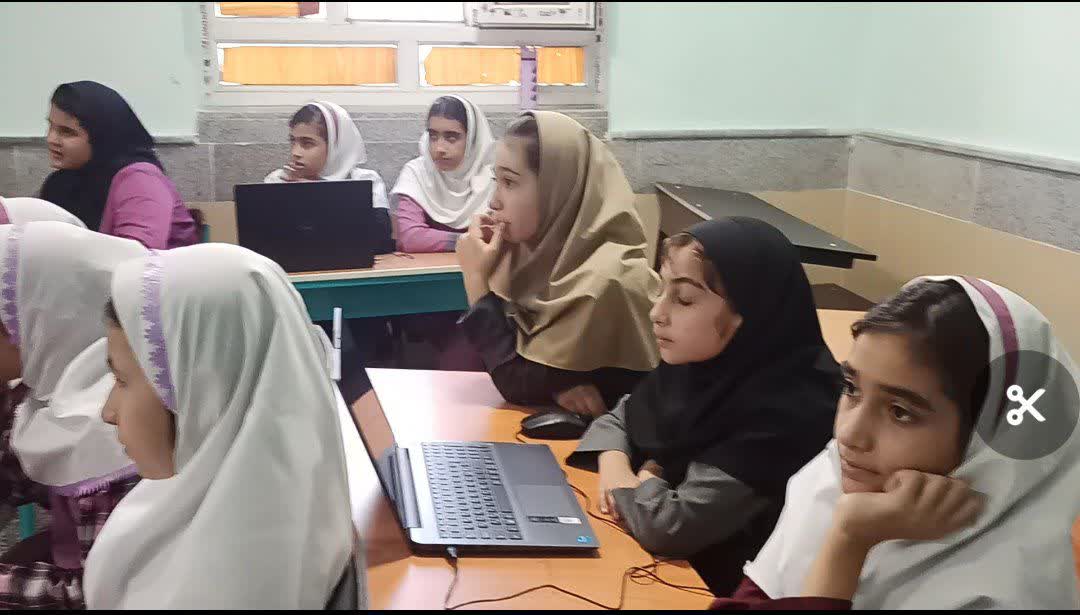 smaeel_azari's tweet photo. پارسال روی وایت برد اتاقم نوشتم:
فعال کردن واحد سیار آموزش کامپیوتر در روستاها.
به لطف خداوند از اول مهر محقق شد.
حالا هدف‌گذاری کردم:
راه اندازی پنجاه سایت ثابت کامپیوتری فعال در مدارس و اموزش معلمان.
دانش آموزان کهگیلویه مهارت برنامه نویسی را فرابگیرند.
*یا رزاق https://t.co/39dJEfvG26