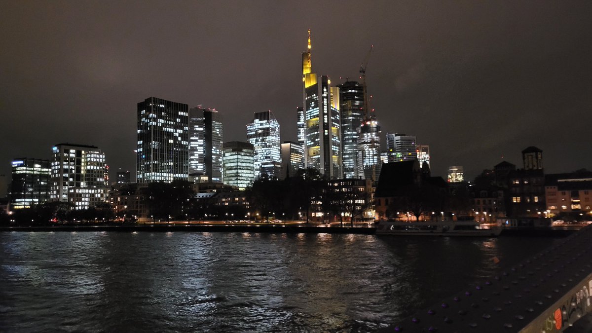Zhurer's tweet photo. Frankfurt in the night 🌃🌉 https://t.co/JnI4HMcjfk