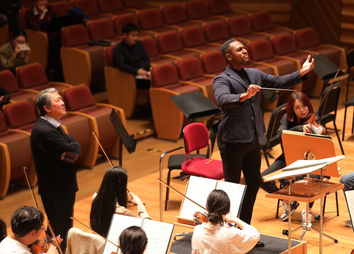 MaestroLongYu's tweet photo. More photos from our latest rehearsals and recording for Émigré. We’re so looking forward to presenting this important oratorio to audiences for the first time on Friday in Shanghai. @ShanghaiSO @Aaron_Zigman @nyphil @DGclassics #Emigre https://t.co/GEZIMF6Crt