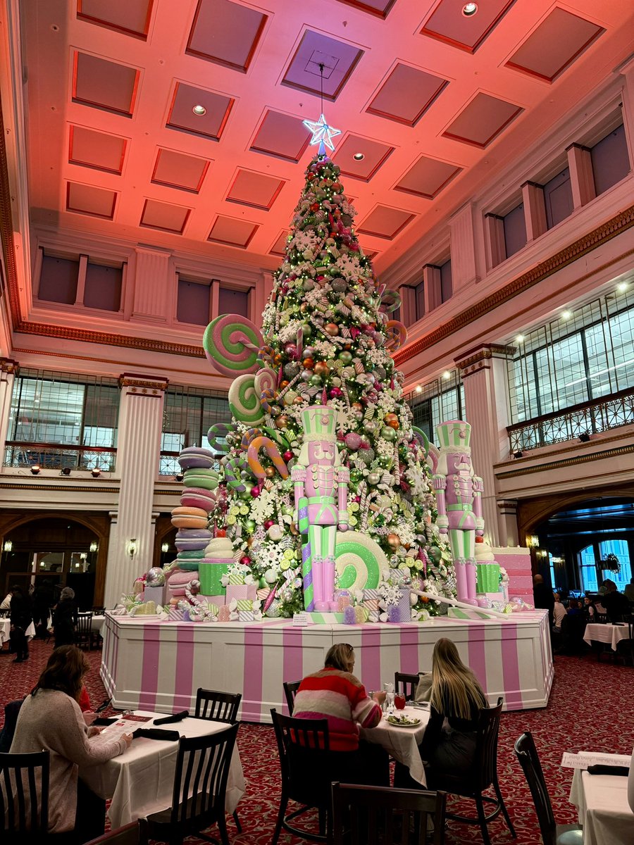 LaurelDelaney's tweet image. Goodnight @Macys - the #greattree #walnutroom #Chicago