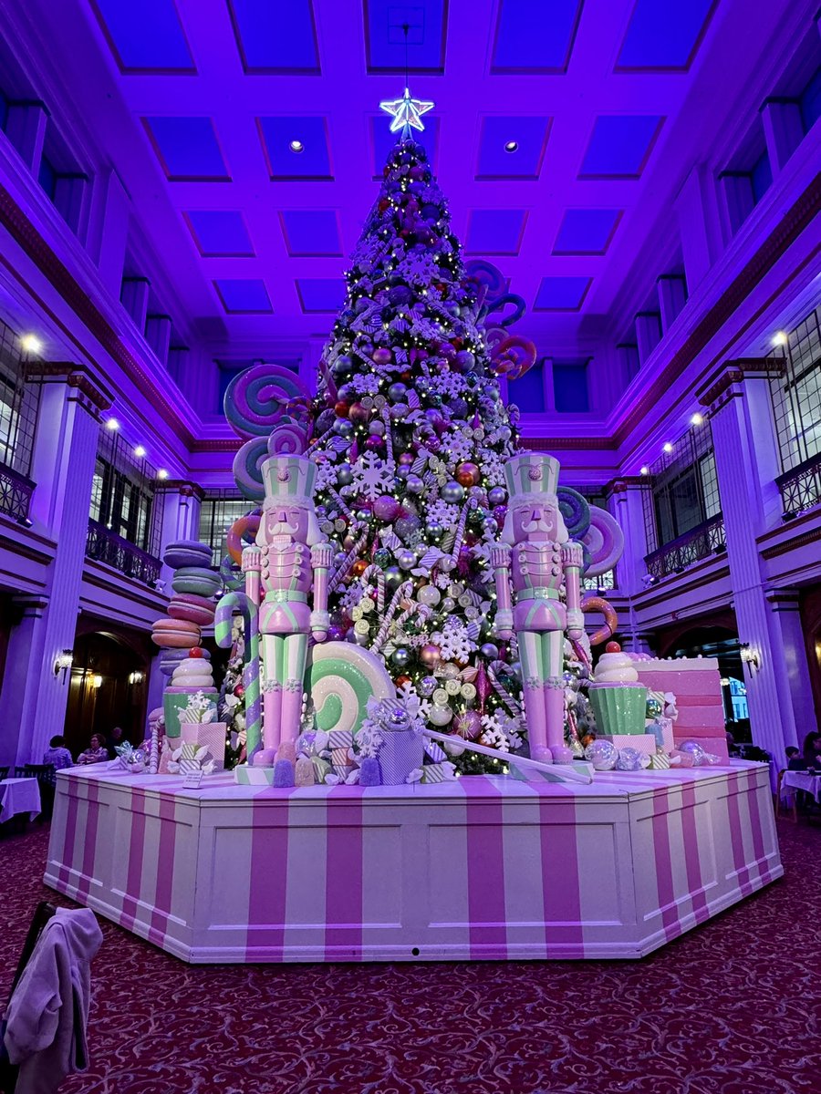 LaurelDelaney's tweet image. Goodnight @Macys - the #greattree #walnutroom #Chicago