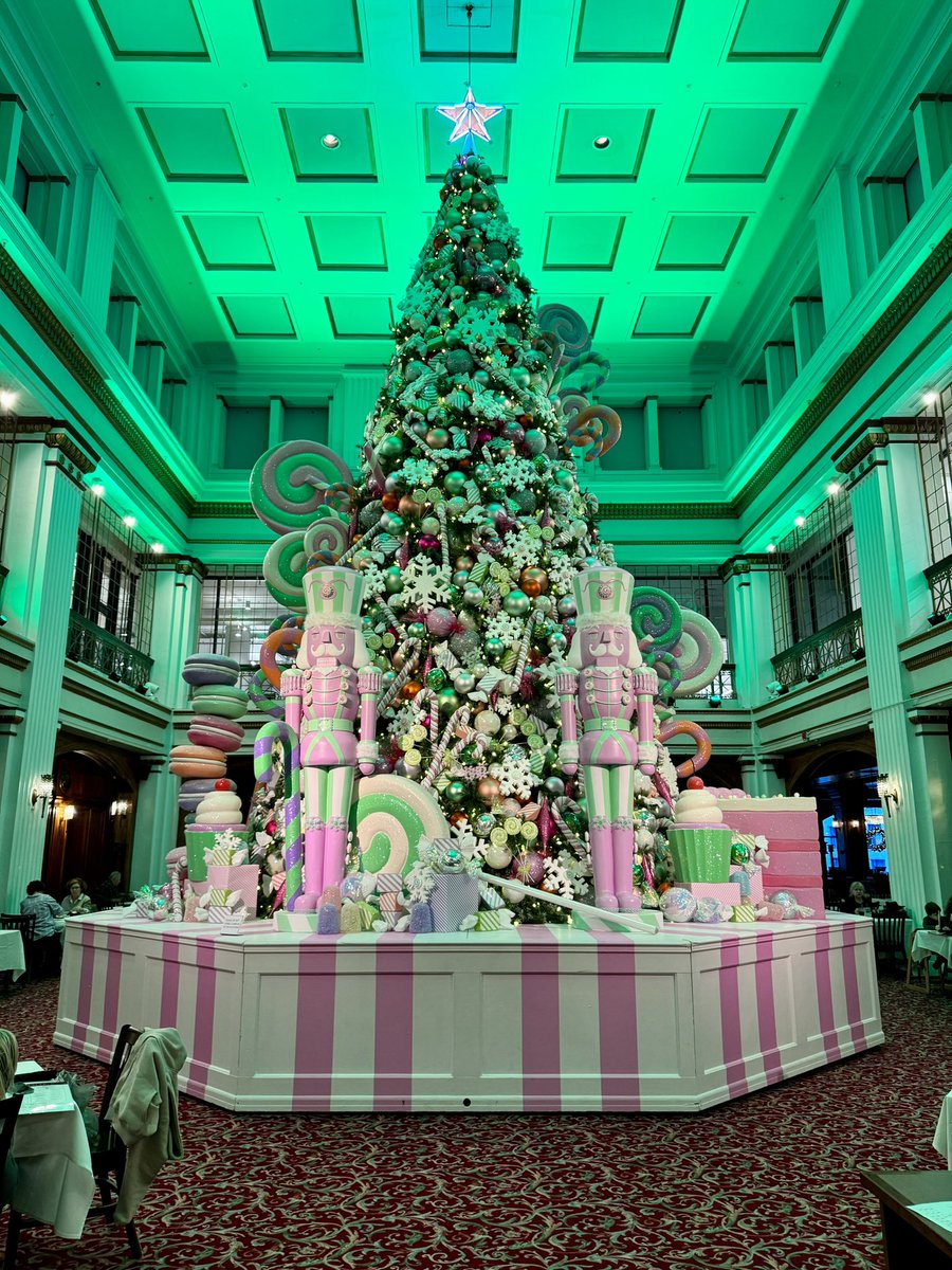LaurelDelaney's tweet image. Goodnight @Macys - the #greattree #walnutroom #Chicago