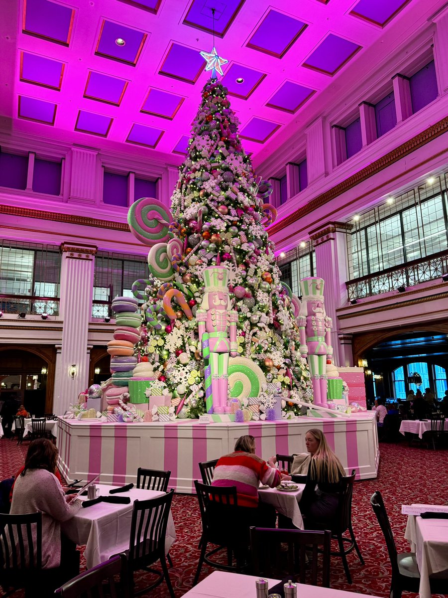 LaurelDelaney's tweet image. Goodnight @Macys - the #greattree #walnutroom #Chicago