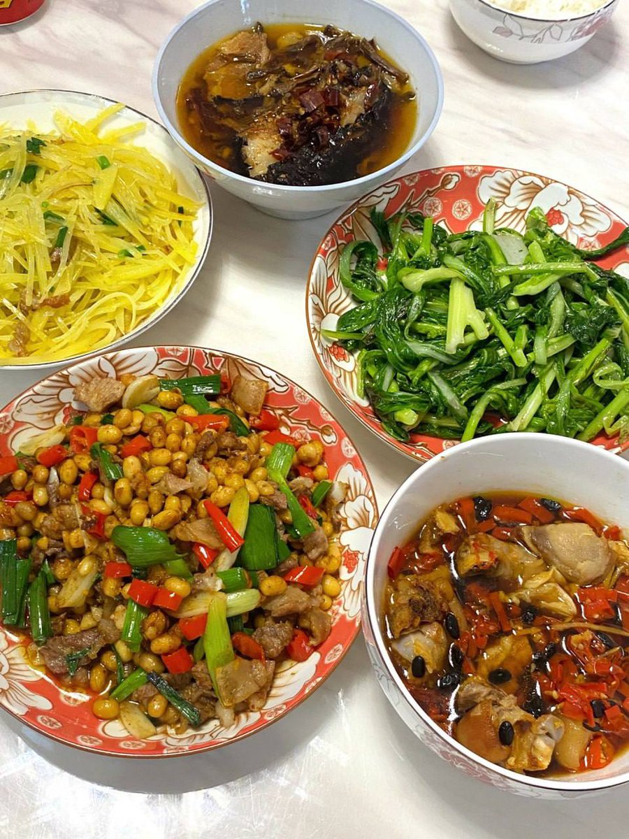 四季三度の食事をして、自分で美食をして、本を見て、ヨガをして、たまに三人と五人の親友が集まって、規則正しい生活をします。本当にこうあるべきだと思っただけです。