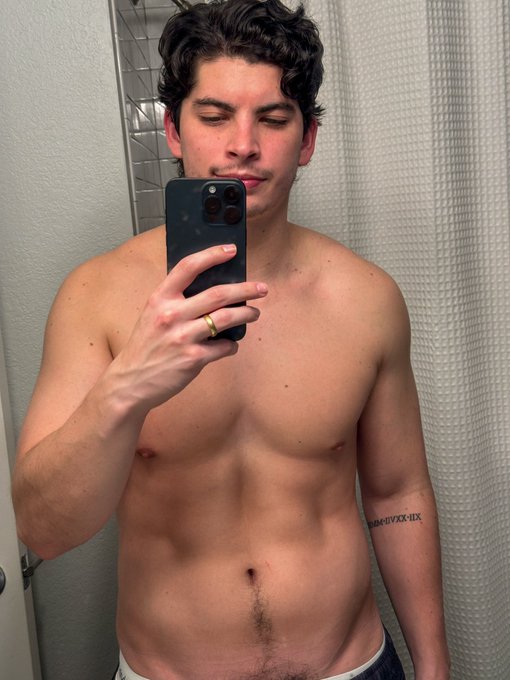 Peeping 🌳 https://t.co/TgkptGe5xu