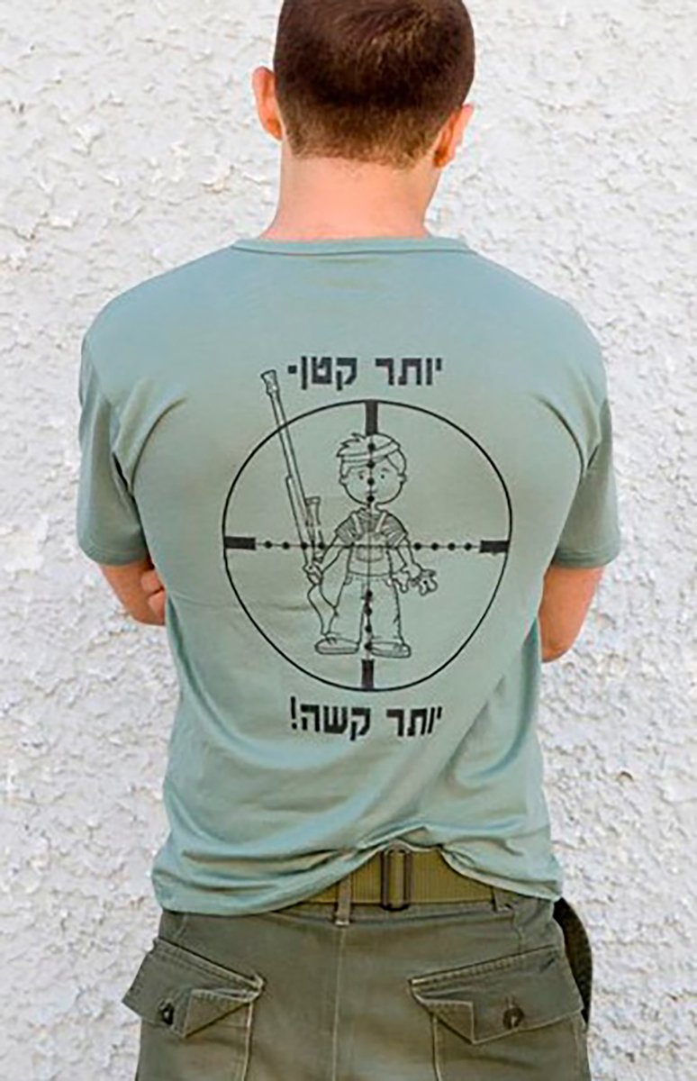 DaniMayakovski's tweet photo. Camisetas encargadas y usadas por los soldados del ejercito sionista desde 2009 en Gaza, con todo tipo de escenas sádicas contra los palestinos.

La primera camiseta dice "1 tiro, 2 muertes", haciendo alusión a disparar a una mujer palestina embarazada.

La segunda camiseta dice "Cuanto más pequeño, más difícil de disparar" en alusión a disparar a niños palestinos.

La tercera camiseta dice "Las madres arabes deben saber que el destino de sus hijos depende de mi".

Las camisetas, fabricadas por la empresa Adiv de Tel Aviv y encargadas por las tropas sionistas durante las agresiones contra Gaza, fueron usadas por varias unidades desde 2009, según el diario Haaretz, e incluso las propias IDF admitieron el uso de ellas por parte de sus soldados.