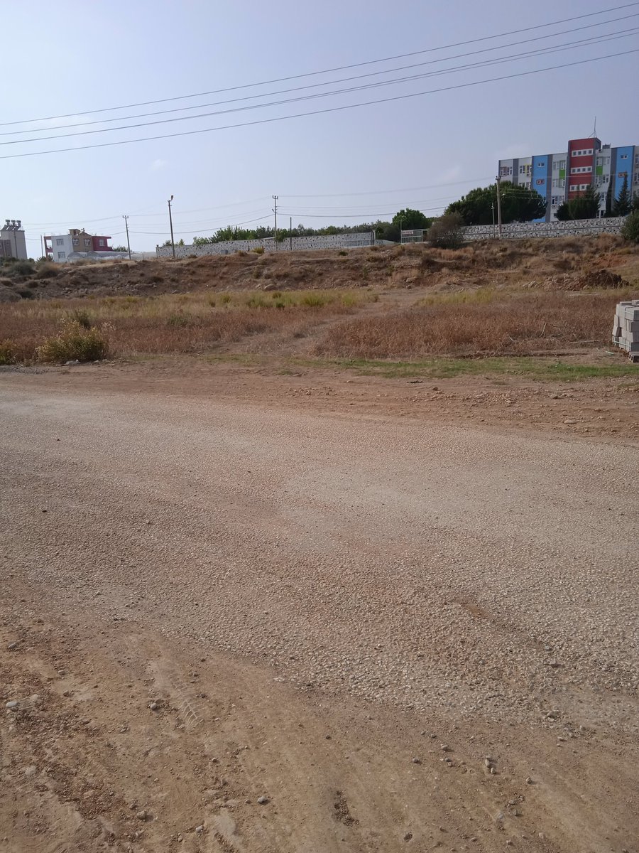 kurtsebo73's tweet photo. @BocekMuhittin Başkanım ben Manavgat kızılot Mahallesi'nde oturan sade bir vatandaşım.Bize çocuklarımızın oynaması için çocuk parkı sözü verildi.Ama yeri hazır olmasına rağmen hiç bir şey yapılmadı.Burası kızılot Ahmet yaşar ilkögretim okulunun önündeki boş arazi.Park istiyoruz. https://t.co/vjFxudliFk