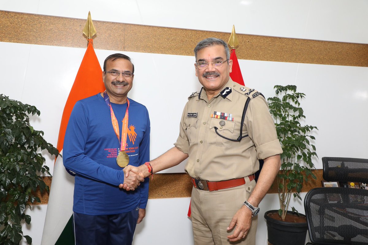 MRAMESHIPS's tweet photo. Participated in the 52nd edition of the @nycmarathon - biggest marathon of the world with 52k runners in my 52nd year. Thanks to @TelanganaDGP Sir, who encouraged and permitted me to take part in the event which eluded me for 13 years. Pain is temporary but pride is forever. https://t.co/HjjTTrdBd2