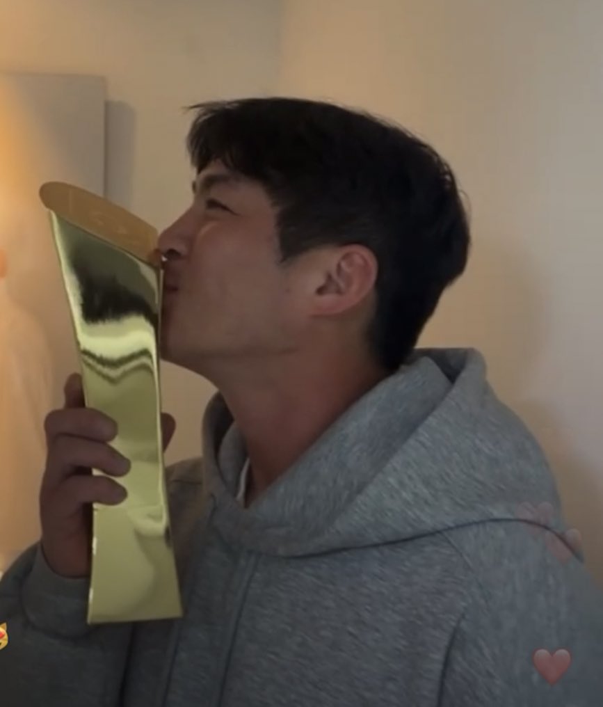 트로피 벅벅 닦고 뽀갈하는 오지환