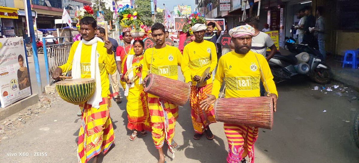 ইনসাফ যাত্রার ১২শ দিন।
মুর্শিদাবাদ জেলার রঘুনাথগঞ্জ থেকে শুরু হলো।প্রাক্তন যুব নেতা কমরেড আভাস রায় চৌধুরী ও কমরেড জামির মোল্লা পা মেলালেন।
#InsaafBrigadeDYFI 
#PeoplesBrigade