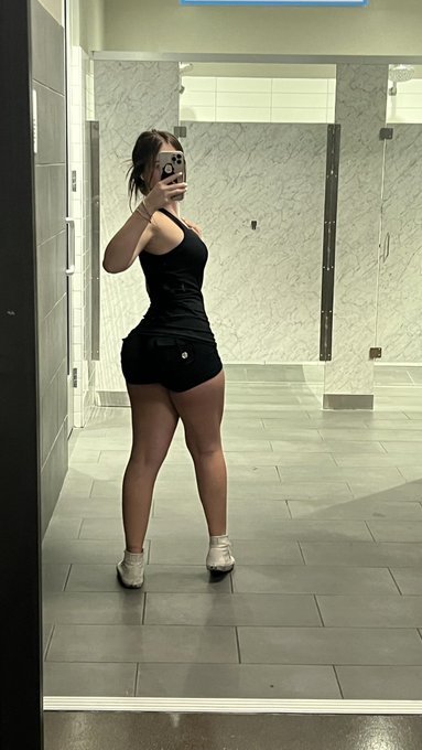 muscle mommy? 🥺 https://t.co/WnmicPZwRc