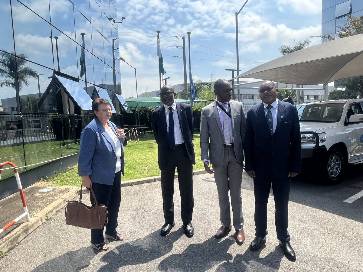 UNMadagascar's tweet photo. @UNMadagascar solidaire avec les familles des collègues victimes de la guerre de Gaza . 
Une minute de silence observée pour rendre hommage aux collègues qui ont perdu leurs vies. 
Les Nations Unies  en deuil! Le drapeau en berne.
Encouragements de @IssaSanogoUN à l’equipe . https://t.co/3eGsc8TE5r
