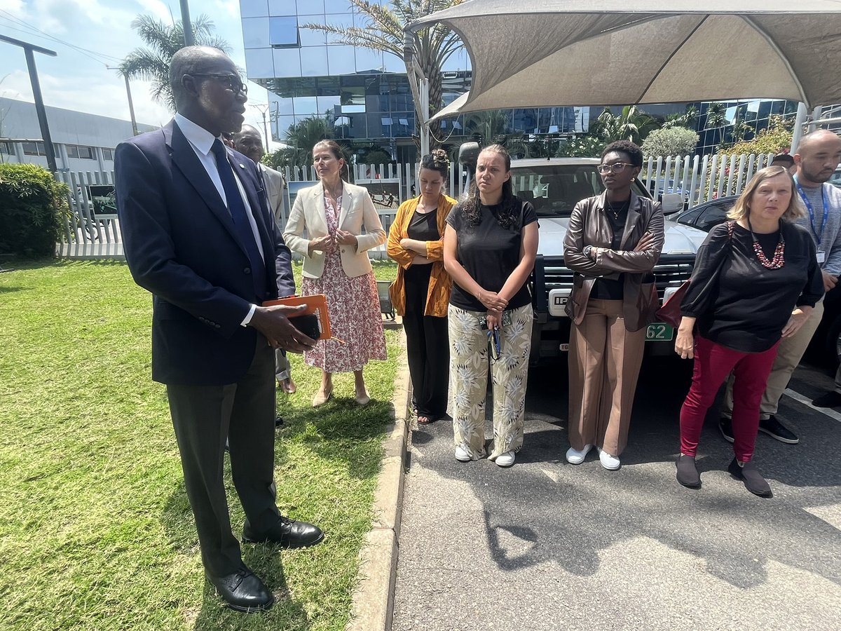 UNMadagascar's tweet photo. @UNMadagascar solidaire avec les familles des collègues victimes de la guerre de Gaza . 
Une minute de silence observée pour rendre hommage aux collègues qui ont perdu leurs vies. 
Les Nations Unies  en deuil! Le drapeau en berne.
Encouragements de @IssaSanogoUN à l’equipe . https://t.co/3eGsc8TE5r