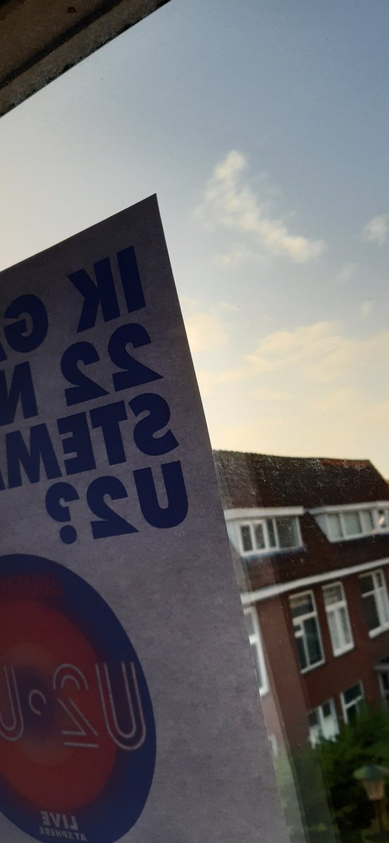 Thrnline's tweet photo. Op zolder hangt hij ook. Mocht de verslaggever van @NPORadio2 meer naar de (Bullet, the Blue) Sky van @U2 kijken, dan ziet hij de poster hangen. @jeroenkidv en @JWRoodbeen, geven jullie het door? https://t.co/DXT3ZYctXY