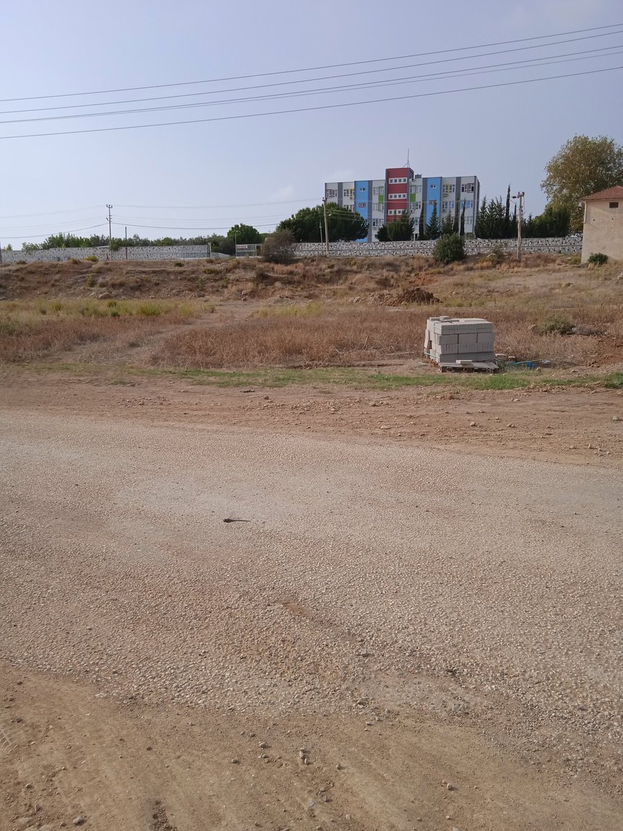 kurtsebo73's tweet photo. @ABBTelevizyonu @ANTALYABB Günaydın.4 yıl oldu.Manavgat kızılot mahallesine park yapılacak sözü verileli.Çocuklarımızın oyun oynayacağı bir alan yok.Üstelik yeri hazır olmasına rağmen.Bu alan kızılot Ahmet Yaşar ilköğretim okulu önündeki boş park alanı.Lütfen buraya park yaparmısınız. https://t.co/jftBXaYWou