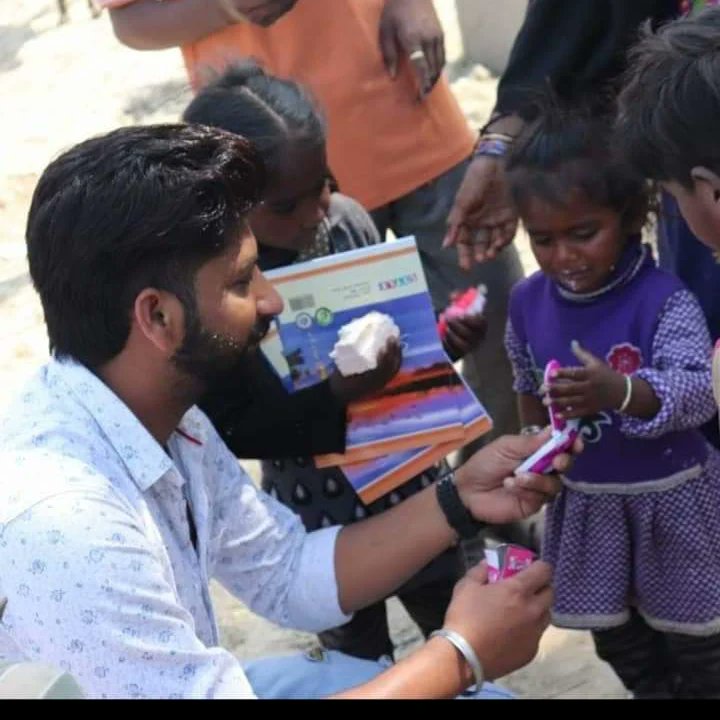 BabitaS51665846's tweet photo. @DSSNewsUpdates The followers of DSS, who work for the welfare of humanity on every happy occasion. With the inspiration of Saint MSG, we also made Diwali more beautiful by distributing sweets among the needy.
#MomentsOfKindness #WorldKindnessDay
#DeraSachaSauda #ShareKindness
@DSSNewsUpdates https://t.co/twmHrXrToe