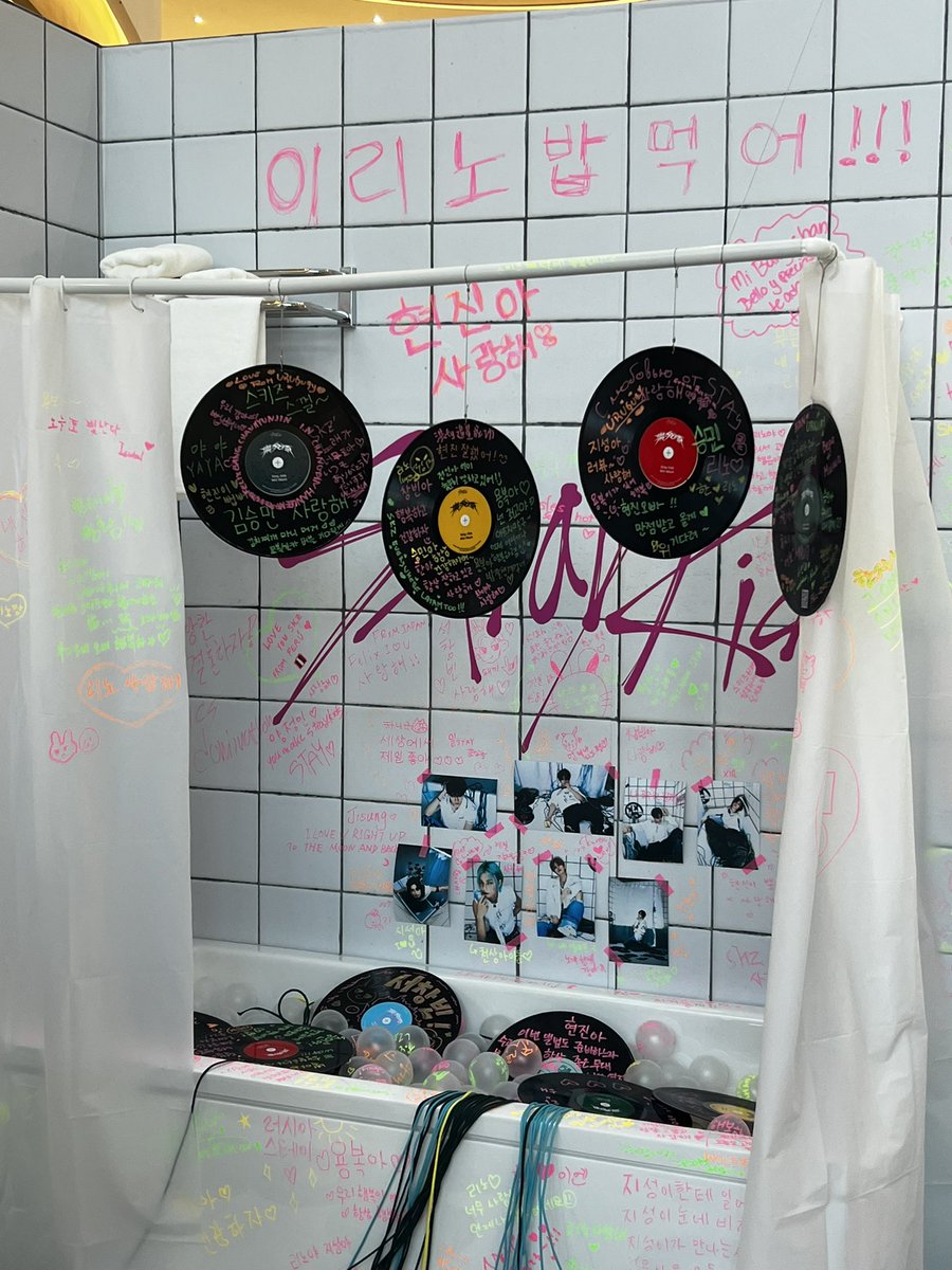 Cu_2mins's tweet image. ROCK!💥🎸#straykids #SKZ_ROCKSTAR_POPUP