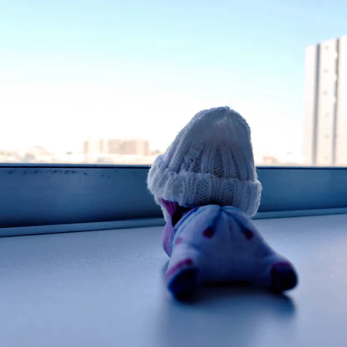 「そと、さみ?」 あたたか帽子かぶっていこうね  「おでけけじゅんび」