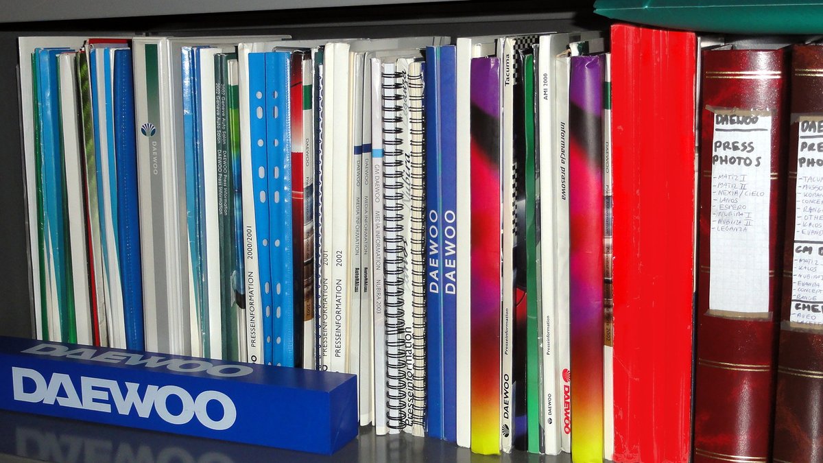 darewnoo's tweet photo. Actual photos of my collection #Daewoo #brochures #presskits #magazines #gadgets https://t.co/irpQwfbRqn