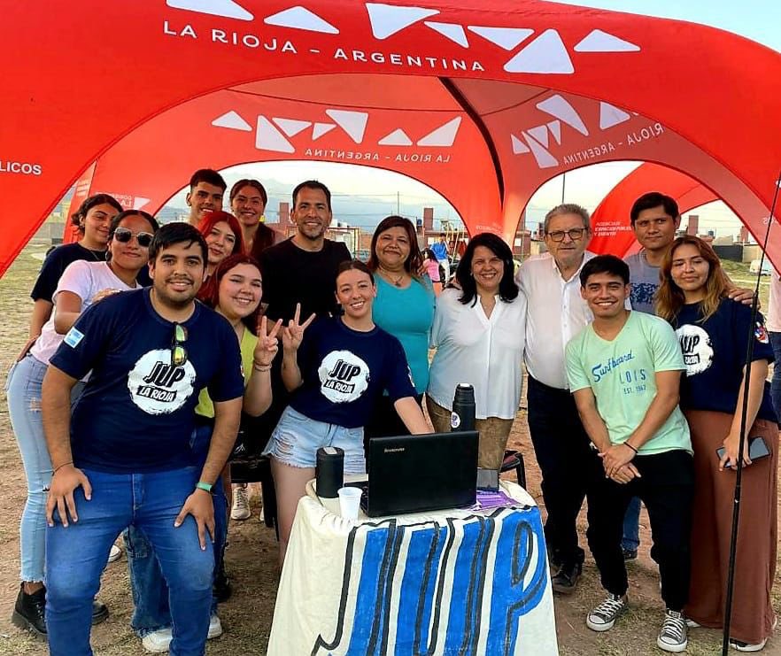 El Dato Político:

CAMINO AL DOMINGO 19

La JUP sigue militando y participando activamente de distintos abordajes en los barrios de la Ciudad.
Militan el voto a <a href="/SergioMassa/">Sergio Massa</a> convencidos, y convenciendo, de que los derechos se defienden! Y de que sin un Estado presente los