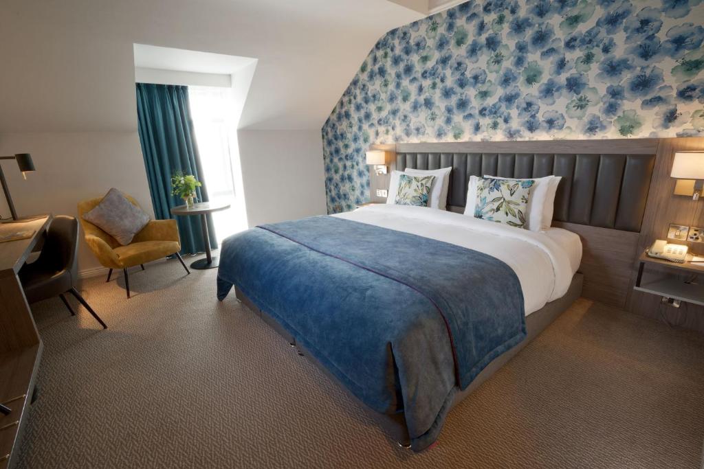 kilkennyormonde's tweet photo. Your home away from home for the ultimate relaxation in Kilkenny π
Enjoy a winter escape to Kilkenny with 2 Nights B&B and Dinner in our Hoban Bar and Brasserie from just β¬153pp.
Book today on https://t.co/mmQXFxJHLh
#kilkennyormonde #hotelbreaks #kilkennycity #visitkilkenny https://t.co/XrA3Ud5h9E