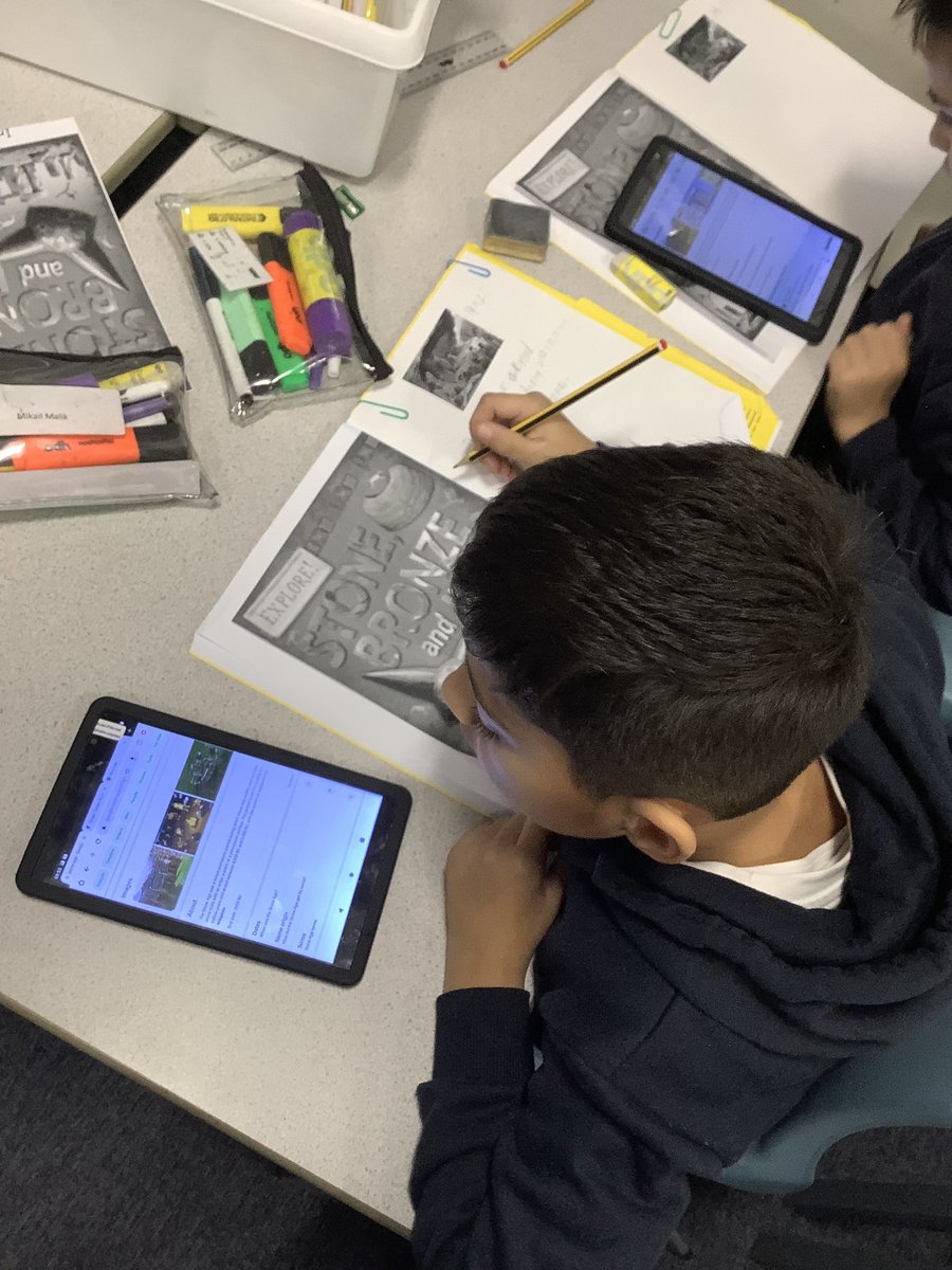 PindersPrimary's tweet photo. Year 3 have really enjoyed their hook lesson this morning. They have been researching more about the Stone Age, ready to write their non-chronological information report in the coming week. #PPWriting #PPHistory https://t.co/ykgIUYWCpf