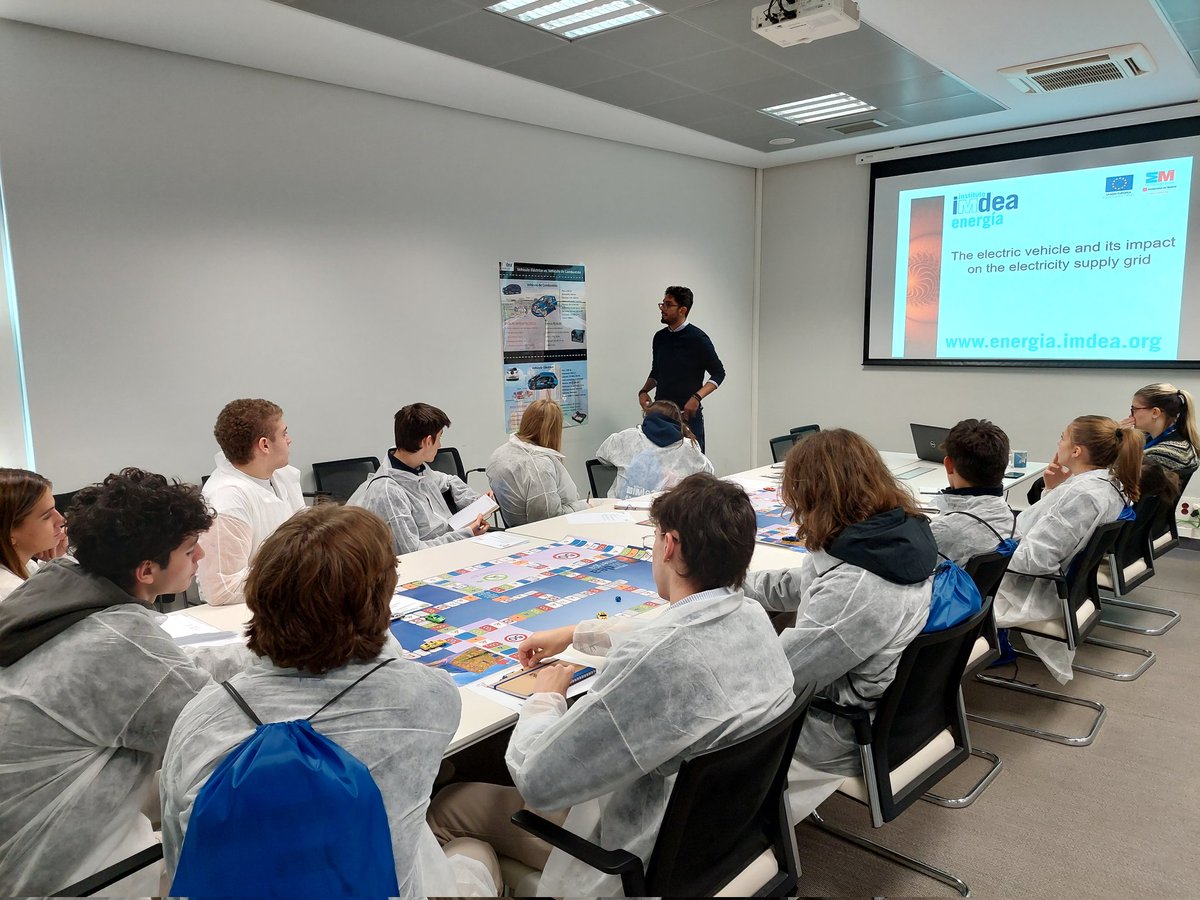 IMDEA_Energia's tweet photo. 🔬Comenzamos las actividades de la #SemanaCienciaInnovacion con la visita del Colegio Brewster de Madrid.

🧪🔋Los estudiantes han conocido instalaciones de @EcpuEnergy, @thermoenergy_ y @Biotech_ImdeaE y han realizado talleres sobre biocombustibles y vehículo eléctrico. https://t.co/pjoYjOH2x3