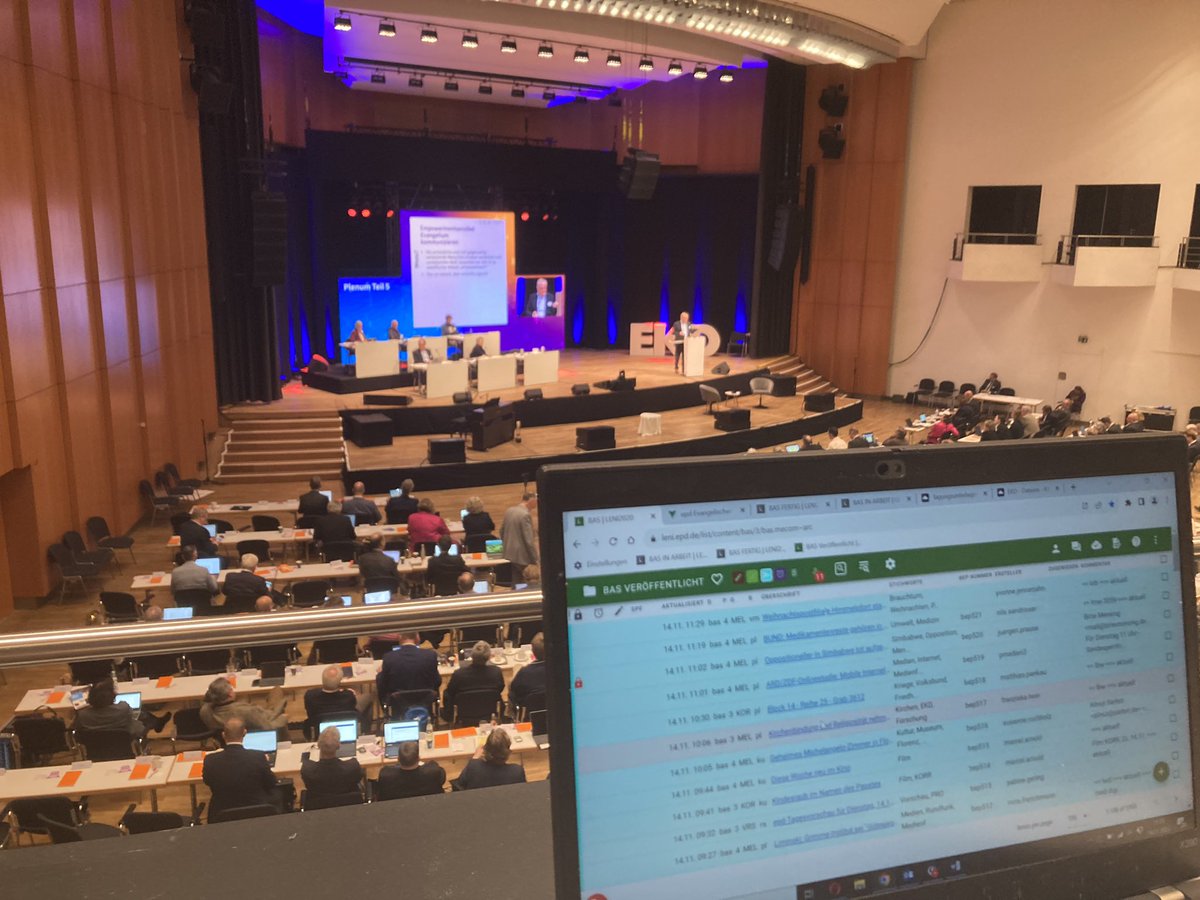KarstenFrerichs's tweet photo. Bei der #EKDSynode für #epd_dabei sind @co_ohnezusatz und @franzi_hein, konzentriert bei der Debatte zur #Kirchenmitgliedschaftsuntersuchung https://t.co/C3dOvtOwE2