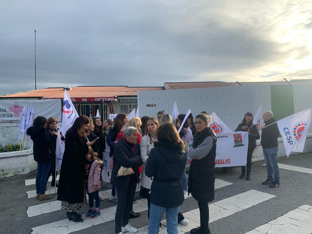 Acção de luta trabalhadores do Centro Infantil de Crestuma, da Cruz Vermelha Portuguesa.

Docentes e não docentes estão unidos na luta: exigem a aplicação do Contrato Colectivo de Trabalho negociado entre a FEPCESe a CNIS!