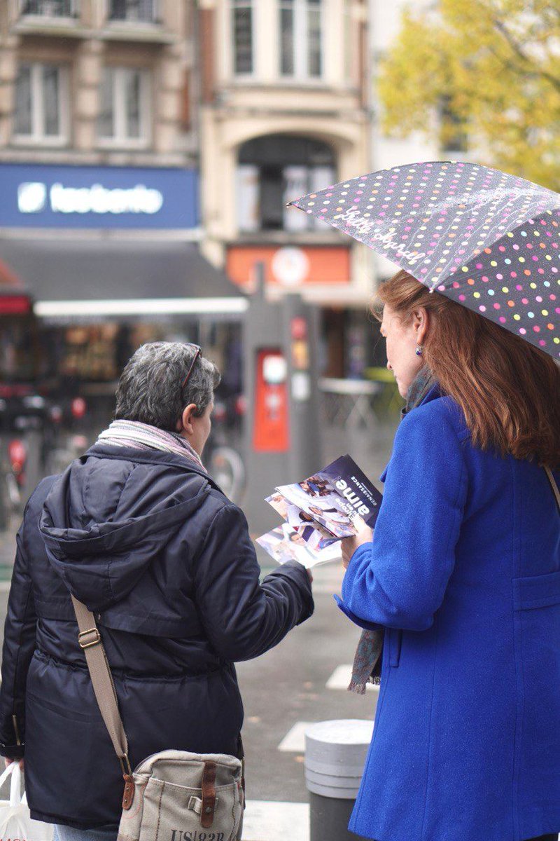 VSpillebout's tweet photo. 🇪🇺À #Lille, nous parlons d'Europe avec les #Lillois !
Pour rappeler l'importance des futures élections #européennes et partager le projet d'@EmmanuelMacron pour une Europe plus indépendante, plus verte, plus responsable et plus unie.🤝

#9juin #Electionseuropéennes #Renaissance #Europe