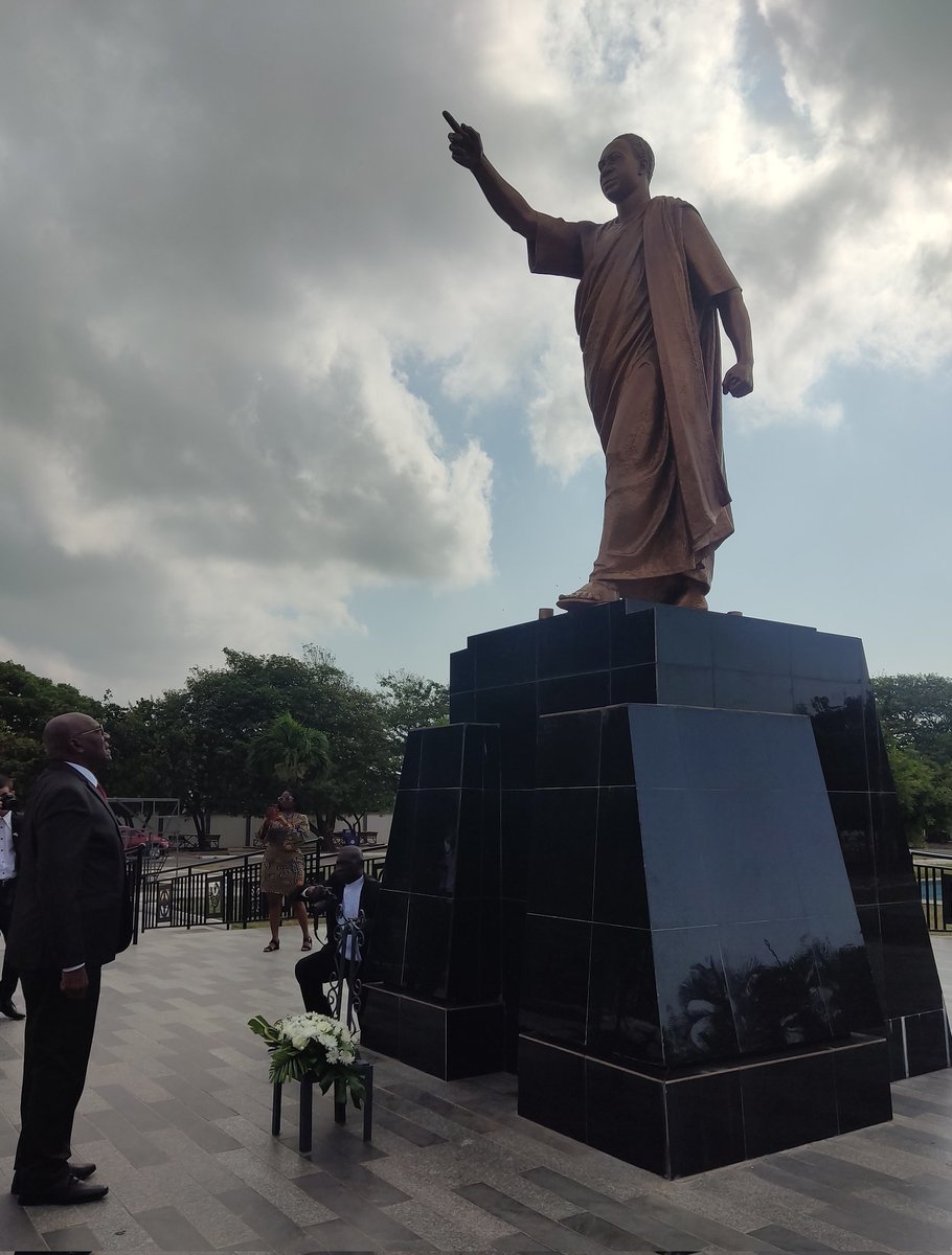 Las actividades oficiales del vicepresidente de la República, <a href="/SalvadorValdesM/">SalvadorVM</a>, en su visita a Ghana 🇬🇭, iniciaron este martes en el Parque Conmemorativo Kwame Nkrumah, donde depositó una ofrenda floral y rindió honores en nombre de #Cuba 🇨🇺 al líder de la independencia ghanés.