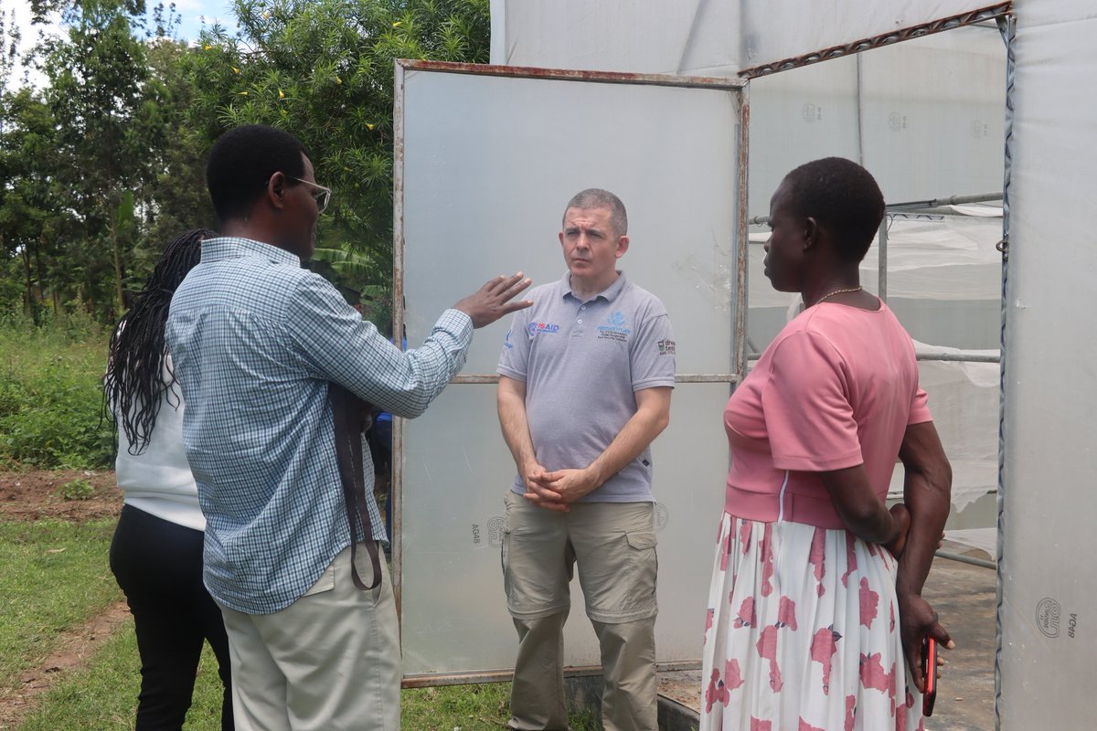 Ms. Josephine Arisat was thrilled to host <a href="/DH_PlantVillage/">David Hughes</a> and officials from <a href="/USAIDKenya/">USAID Kenya</a> at her farm in Busia County 🇰🇪.

She grows cassava and owns an aggregation center which serves the entire community. 

The #PlantVillageNuru app has been instrumental to her growth 💯